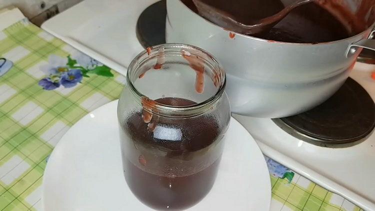 Masarap na plum jam na handa na