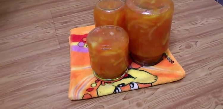 Drehen Sie den Deckel der Dosen nach unten