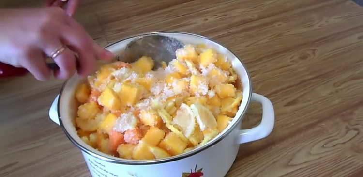 fügen sie zucker zum kürbis hinzu