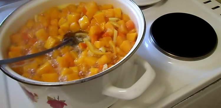 Die Marmelade zum Kochen bringen