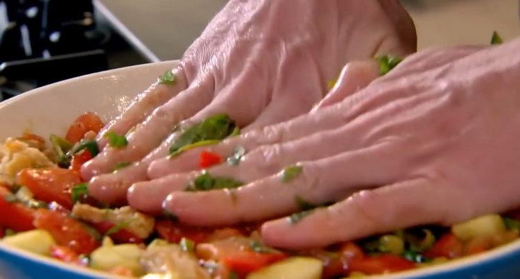 Faire mariner les ingrédients pour la cuisson.