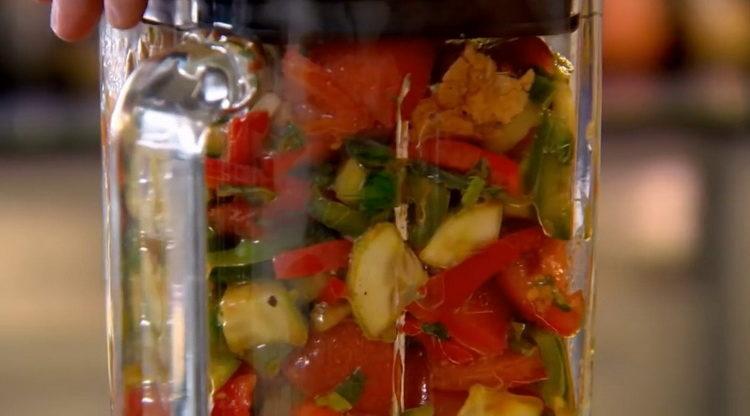 Placez un mixeur dans un bol pour préparer un repas