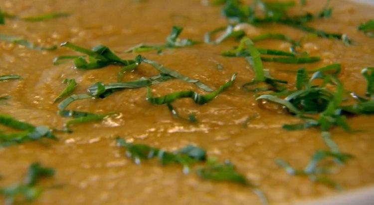 La recette classique de soupe au gaspacho est prête