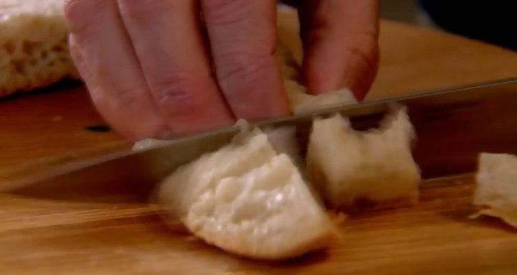 Pour cuisiner, hachez le pain