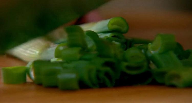 Pour cuisiner, hachez l'oignon