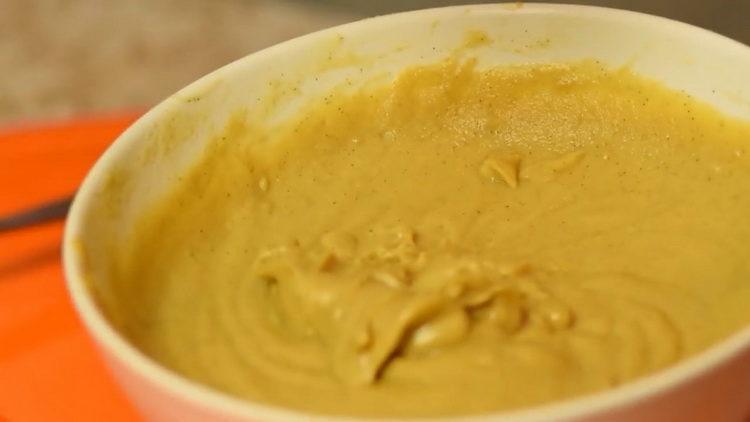 Barregeu els ingredients per fer la salsa.