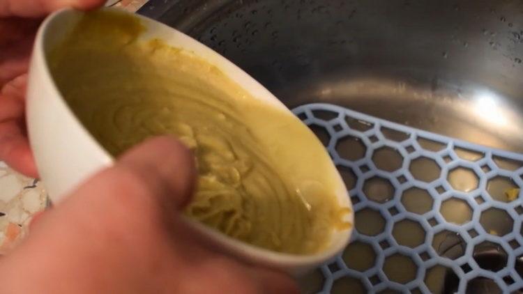 Per preparar la salsa, escorreu l’aigua