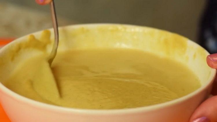 Barregeu els ingredients per fer la salsa.