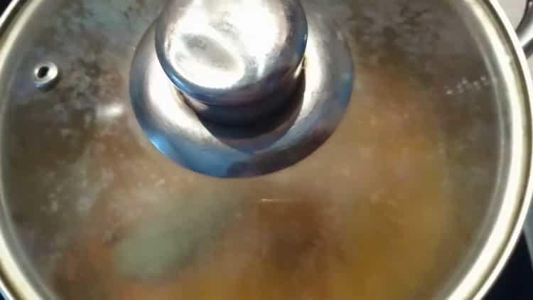 Mélangez les ingrédients pour cuisiner.