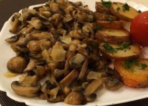 Deliciosos cogumelos fritos com cebola