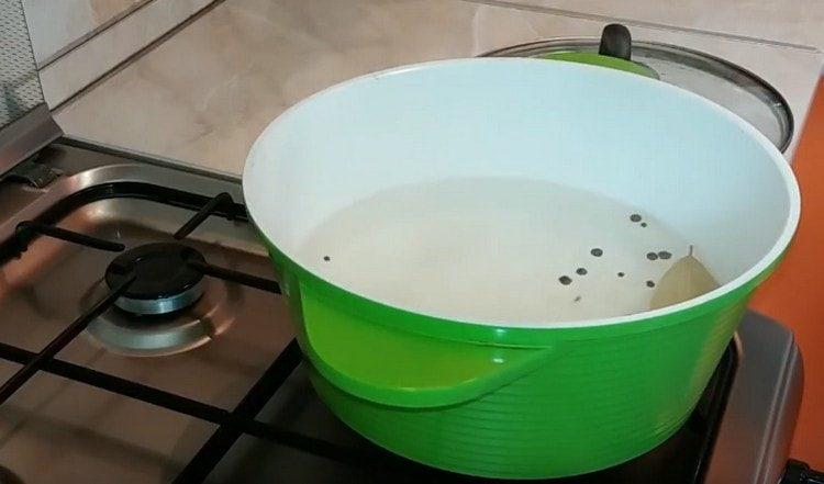 تتم إضافة أوراق الفلفل إلى ماء مالح.