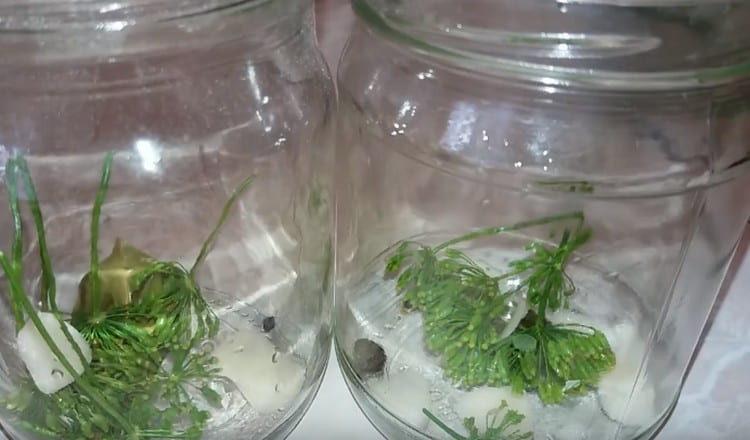 أضف طبق الثوم إلى الجرار.