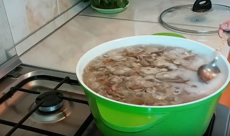 إذا تشكلت الرغوة أثناء الطهي ، قم بإزالتها.