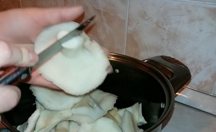 Pregătiți ingredientele pentru gătit.