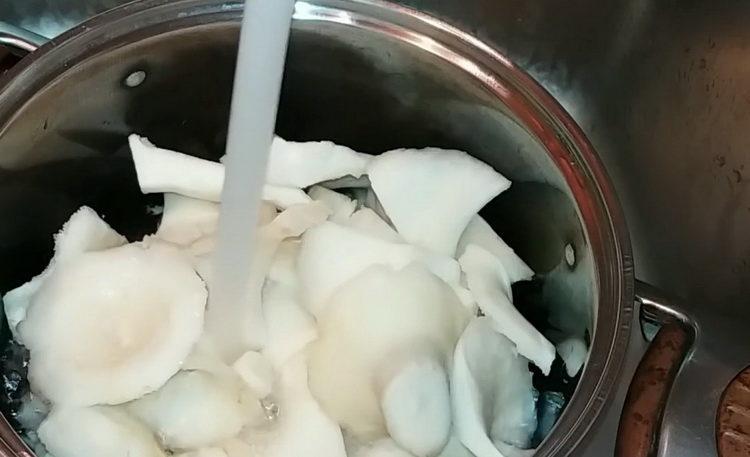 Clătiți ingredientele pentru gătit.