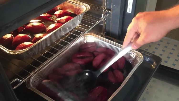 se toarnă pere cu vin