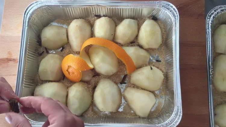 presărați pere cu cuișoare