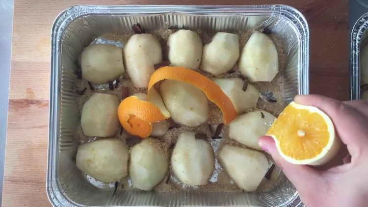se toarnă pere cu suc de portocale
