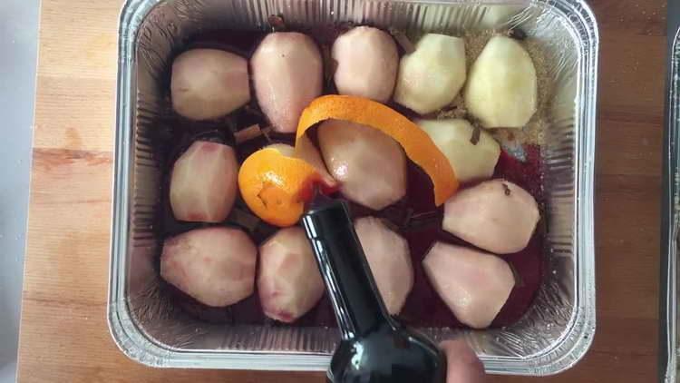 se toarnă vin roșu