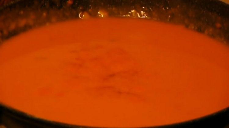 Добавете доматено пюре за готвене