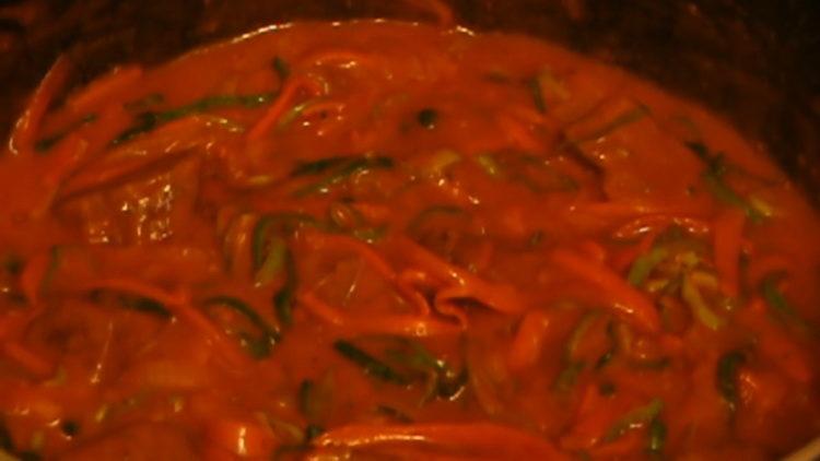 Смесете съставките за готвене.