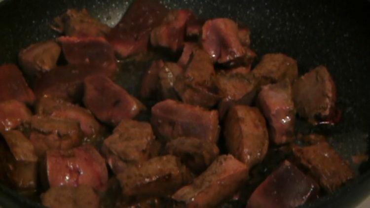 телешки гулаш от черен дроб със сос