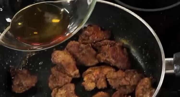 Zum Kochen Brandy hinzufügen