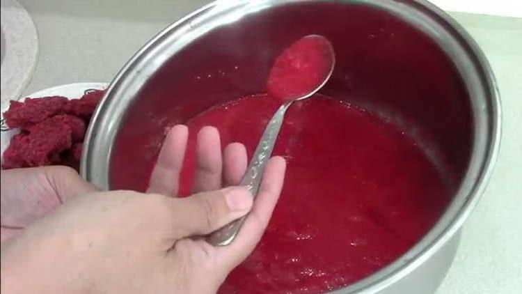 ștergeți piureul de cartofi printr-o sită