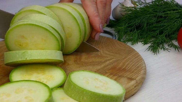 Sådan tilberedes en zucchini-snack
