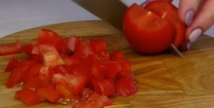 Til madlavning skal du hakke tomaterne