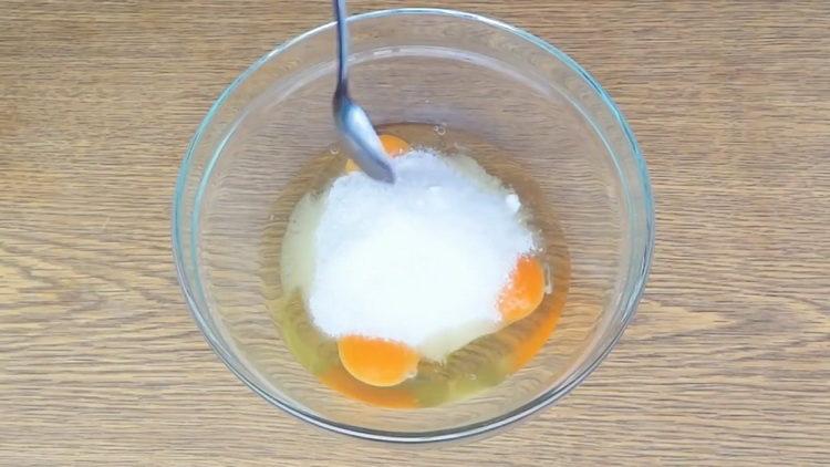 Bateți merele pentru a face o plăcintă