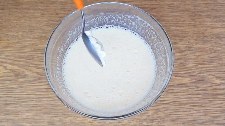 Adăugați smântână pentru a face o plăcintă