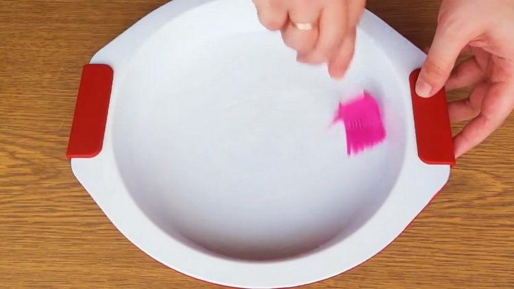 Pentru a face un tort, ungeți mucegaiul