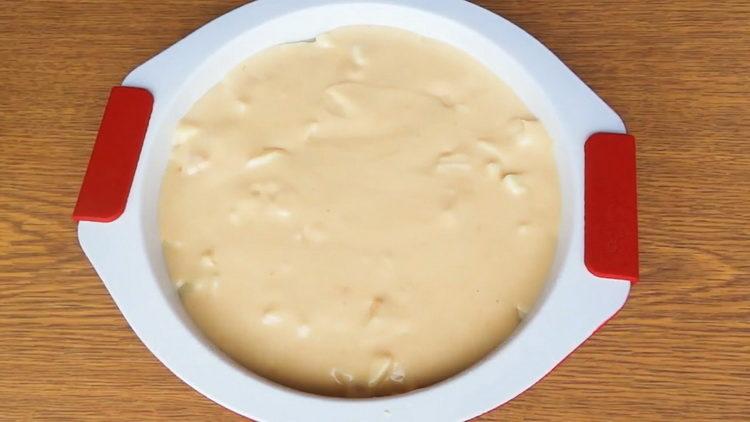 Pune aluatul în formă pentru a face o plăcintă