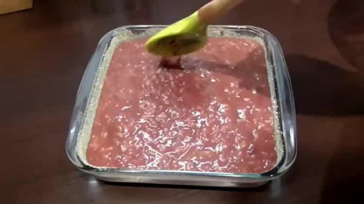 Per preparar el plat, aboqueu-hi la massa