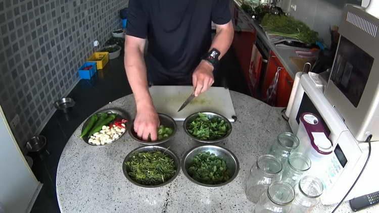 нарязваме зелените на ситно