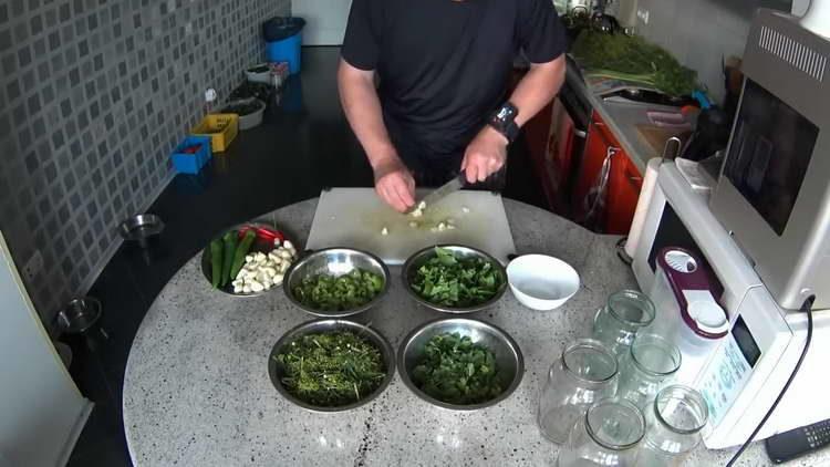 ситно нарязваме чесъна