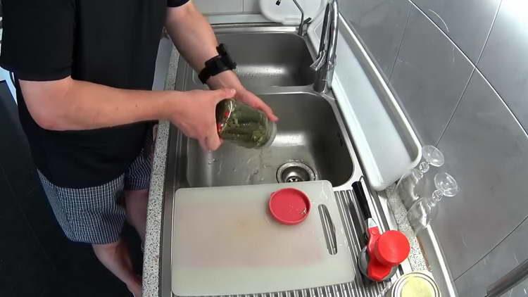 слейте туршия от консерви