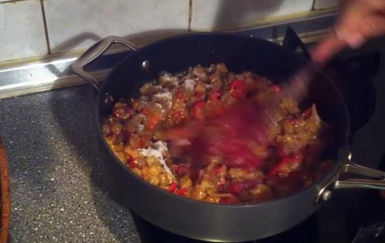 Fügen Sie Tomatenmark hinzu, um zu kochen