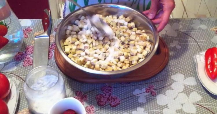 Zum Kochen die Auberginen schneiden