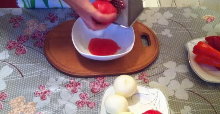 Tomaten zum Kochen reiben