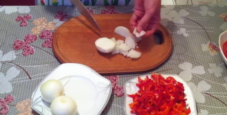 Zum Kochen Zwiebel hacken