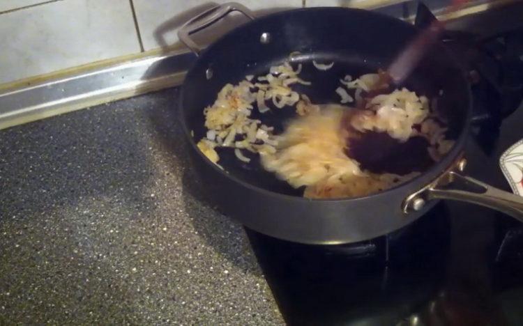 Zum Kochen Zwiebel hacken