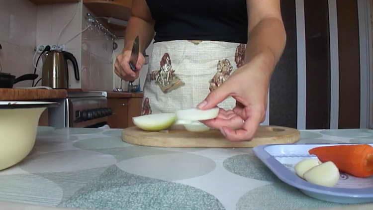 cortar la cebolla en medio aros