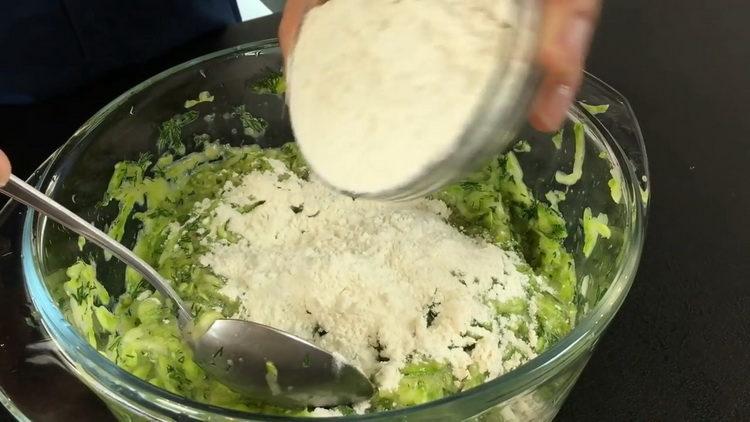 Tamizar la harina para cocinar