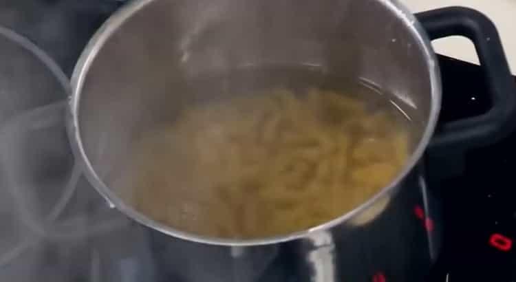 Prepara gli ingredienti per cucinare.