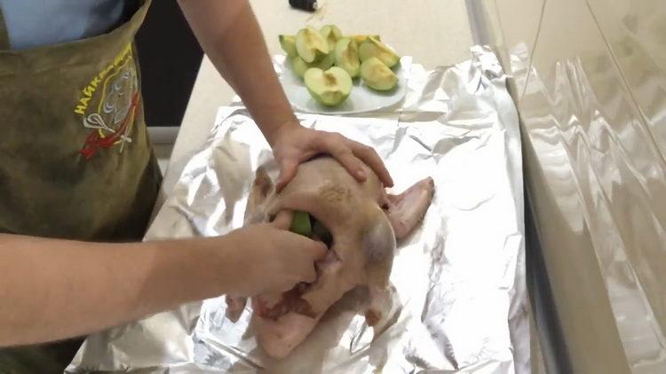 Włóż jabłka do kaczki, aby ugotować