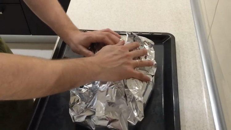 Umieść kaczkę na patelni, aby przygotować danie