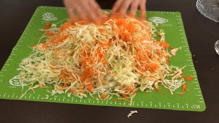 Paghaluin ang mga sangkap upang lutuin.