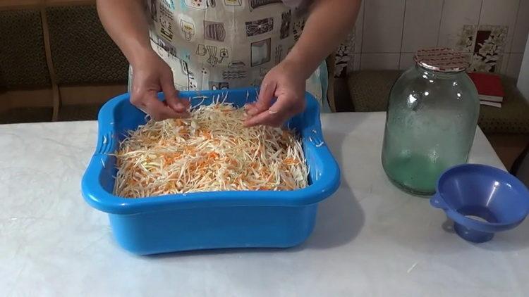 Blanda ingredienserna för att laga mat.